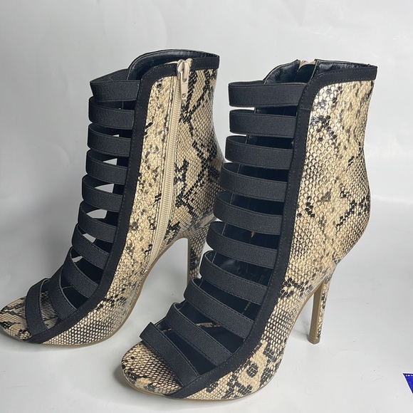 Wild Diva Faux Snakeskin Black Cream Strappy Heels Shoe Stiletto Size 8.5 - Picture 3 of 7
